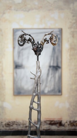 Nicola Ghirardelli, Le ombre lunghe della sera, aluminum and bronze, 180x30x25 cm Installation view of last exhibition at the gallery