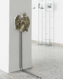 Nicola Ghirardelli, Vorrei vedere coi tuoi occhi per vedermi guardarti, 2021, synthetic marble and iron, 80x30x35 cm Installation view of last exhibition at the gallery
